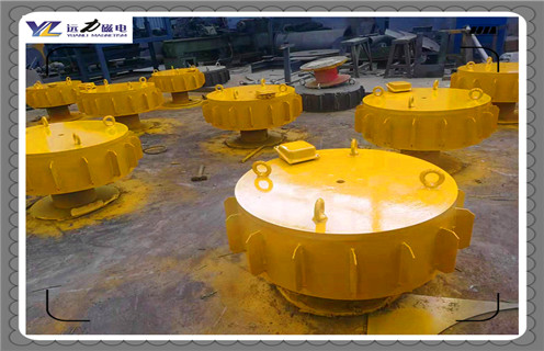 江西RCDC-8電磁除鐵器原理生產(chǎn)廠家_選型_河北江西RCDC-8電磁除鐵器原理生產(chǎn)廠家工作原理_價(jià)格，RCDC系列風(fēng)冷自卸式電磁除鐵器，是在RCDA系列風(fēng)冷懸掛式電磁除鐵器的基礎(chǔ)上增加了驅(qū)動(dòng)電機(jī)、滾筒、帶刮板的卸鐵膠帶等組成的卸鐵機(jī)構(gòu)。在工作過程中卸鐵機(jī)構(gòu)自動(dòng)將卸鐵皮帶上吸附的鐵磁性物質(zhì)拋到除鐵器以外的集鐵箱內(nèi)，無需停電人工清理，實(shí)現(xiàn)了除鐵自動(dòng)化。  一、江西RCDC-8電磁除鐵器原理生產(chǎn)廠家_選型_河北江西RCDC-8電磁除鐵器原理生產(chǎn)廠家工作原理_價(jià)格  1、在鋼鐵廠、水泥廠、多用于礦渣除鐵和保護(hù)輥壓機(jī)、立磨、破碎機(jī)等重要設(shè)備。  2、計(jì)算機(jī)模擬設(shè)計(jì)。  3、結(jié)構(gòu)簡(jiǎn)單，易維護(hù)。  4、磁場(chǎng)強(qiáng)、功率大、磁透深度大。  5、采用軸流風(fēng)機(jī)散熱線效果良好，電磁線圈溫升低。  6、用于輸送膠帶上任何物料的除鐵，對(duì)各種型號(hào)的破碎機(jī)、磨機(jī)等設(shè)備起著可靠的保護(hù)作用。