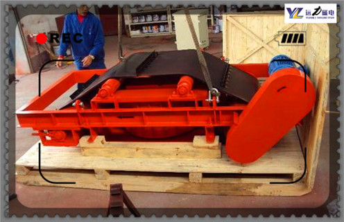 黑龍江油浸盤式除鐵器_技術參數(shù)_黑龍江油浸盤式除鐵器工作原理_國家標準生產廠家 ，RCDE油冷式電磁除鐵器,內部采用九十年代國際變壓器先進技術,變壓器油循環(huán)冷卻,全密封結構,具有磁力大、防塵、防雨、耐腐蝕、連續(xù)工作使用壽命長等特點,對輥壓機、破碎機等機械設備起著可靠的保護作用。  一、黑龍江油浸盤式除鐵器_技術參數(shù)_黑龍江油浸盤式除鐵器工作原理_國家標準生產廠家 用途和特點  1、用途  遠力磁電生產的RCDE系列永磁自卸除鐵器,廣泛應用于水泥、火力發(fā)電、礦山、陶瓷、非金屬礦、冶金化工、玻璃、煤炭等行業(yè)中。與各種輸送機配套使用,是一種用于清除散狀非磁性物料中鐵件的電磁設備。一般安裝于皮帶輸送機的頭部或中部,通電產生的強大磁力將混雜在物料中的鐵件吸出后,達到清除的目的,并能有效地防止輸送機皮帶縱向劃裂,保護破碎機、研磨機等正常工作。  2、性能特點  RCDE系列永磁自卸式除鐵器是一種高效、節(jié)能、環(huán)保型永磁新產品,具有透磁濃度大、吸力強、能耗低、性能穩(wěn)定、可靠等特點。本公司產品其主要性能指標均達到或高于JB/T8711-2006標準要求。  二、黑龍江油浸盤式除鐵器_技術參數(shù)_黑龍江油浸盤式除鐵器工作原理_國家標準生產廠家 技術特點:  1、磁路采用計算機模擬設計,透磁shen度大,磁力強。  2、勵磁線圈特殊設計,具有縱向和橫向油道,極利于熱量傳到變壓器油中,有效地降低線圈的溫度。  3、線圈經特制環(huán)氧樹脂浸泡及固化處理技術,提高了整機的絕緣性能,全密封結構,防塵、防雨、耐腐蝕。  4、波紋型散熱翅片,大幅度提高散熱面積,有效控制了溫升。  5、可有效吸除混雜在非磁性物料中0.1-35公斤的鐵磁性物質。