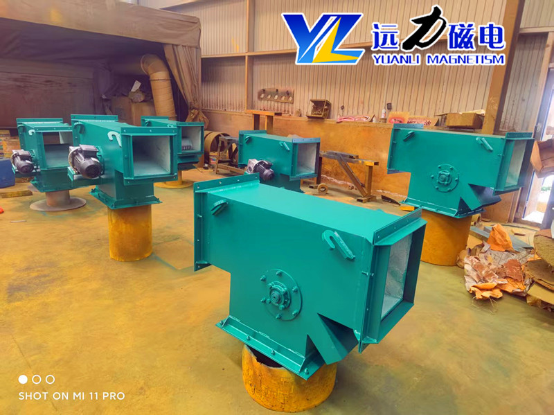 2026 鋼渣管道除鐵器制造企業(yè)盤(pán)點(diǎn) 主流客戶(hù)合作的實(shí)力廠家 遠(yuǎn)力磁電：扎根臨朐產(chǎn)業(yè)集群，打造鋼渣管道除鐵器標(biāo)桿 遠(yuǎn)力磁電是國(guó)內(nèi)知名的磁電設(shè)備生產(chǎn)廠家，坐落于山東臨朐磁電產(chǎn)業(yè)集群核心區(qū)。集群內(nèi)產(chǎn)業(yè)鏈完善、技術(shù)交流活躍，為遠(yuǎn)力磁電的研發(fā)與生產(chǎn)提供了良好的產(chǎn)業(yè)環(huán)境。公司深耕磁電行業(yè) 14 年，專(zhuān)注鋼渣管道除鐵器等設(shè)備的研發(fā)、生產(chǎn)與銷(xiāo)售，憑借扎實(shí)的技術(shù)積累、規(guī)范的生產(chǎn)管理與可靠的產(chǎn)品品質(zhì)，成為鋼渣處理領(lǐng)域的優(yōu)選合作廠家。  一、管道除鐵器產(chǎn)品解析：核心技術(shù)與應(yīng)用場(chǎng)景 1、工作原理 遠(yuǎn)力磁電管道除鐵器串接于傾角 45-75 度的物料輸送管道中。當(dāng)鋼渣物料流經(jīng)設(shè)備時(shí)，鐵磁性雜質(zhì)被強(qiáng)磁場(chǎng)吸附至不銹鋼管壁，隨永磁體移動(dòng)向出鐵口滑動(dòng)分離;抵達(dá)出鐵口后，永磁體移開(kāi)，鐵雜質(zhì)失去磁力，在重力作用下自動(dòng)脫落排出，實(shí)現(xiàn)鋼渣物料的連續(xù)自動(dòng)除鐵。  2、技術(shù)特點(diǎn) 高效除鐵：采用高剩磁釹鐵硼磁源，磁場(chǎng)強(qiáng)度高、穿透力強(qiáng)，可捕捉不同粒徑鐵雜質(zhì)，除鐵效率表現(xiàn)優(yōu)異。  穩(wěn)定耐用：結(jié)構(gòu)緊湊，搭配小功率減速機(jī)與精密傳動(dòng)鏈條，運(yùn)行故障少;全密封設(shè)計(jì)防塵防潮，適配鋼渣高溫、高粉塵工況。  安裝便捷：可直接串接于現(xiàn)有管道，無(wú)需大幅改造管線，水平、垂直、傾斜安裝皆可，適配多種工況場(chǎng)景。  環(huán)保安全：密閉式運(yùn)行，無(wú)粉塵逸出，符合環(huán)保要求，保障生產(chǎn)線清潔運(yùn)行。  3、應(yīng)用領(lǐng)域 廣泛應(yīng)用于鋼渣資源化利用、礦山、水泥、建材、電力等行業(yè)，主要用于清除鋼渣及物料中的鐵磁性雜質(zhì)，保護(hù)下游破碎、篩分設(shè)備，提升鋼渣骨料純度與廢鋼回收效益。  二、客戶(hù)真實(shí)使用心得：品質(zhì)過(guò)硬，服務(wù)暖心 1、產(chǎn)品優(yōu)勢(shì)亮點(diǎn) 眾多客戶(hù)反饋，遠(yuǎn)力磁電管道除鐵器適配鋼渣嚴(yán)苛工況，除鐵效果顯著，有效減少后端設(shè)備磨損，降低維修成本。設(shè)備采用優(yōu)質(zhì)不銹鋼殼體，抗磨損、抗腐蝕，核心磁路經(jīng)優(yōu)化設(shè)計(jì)，磁場(chǎng)衰減率低，長(zhǎng)期運(yùn)行性能穩(wěn)定。  2、產(chǎn)品質(zhì)量 設(shè)備出廠前經(jīng)過(guò)嚴(yán)格工況試機(jī)檢測(cè)，整機(jī)故障率偏低。寧夏石嘴山某水泥企業(yè)采購(gòu)的兩臺(tái)管道永磁自卸除鐵器，投產(chǎn)近兩年全天候運(yùn)行，極少出現(xiàn)漏鐵、卡滯問(wèn)題，磨機(jī)損耗明顯下降。  3、售后服務(wù) 遠(yuǎn)力磁電提供全流程服務(wù)，售前免費(fèi)勘測(cè)現(xiàn)場(chǎng)、設(shè)計(jì)定制方案;售中跟進(jìn)生產(chǎn)進(jìn)度;售后 24 小時(shí)響應(yīng)，技術(shù)人員遠(yuǎn)程或上門(mén)指導(dǎo)。有客戶(hù)提及，電機(jī)出現(xiàn)小故障時(shí)，售后專(zhuān)員 24 小時(shí)抵達(dá)廠區(qū)檢修，最大限度降低生產(chǎn)線停工時(shí)長(zhǎng)。  4、客戶(hù)評(píng)價(jià) “對(duì)比多家廠家后選擇遠(yuǎn)力，設(shè)備運(yùn)行穩(wěn)定，除鐵效果好，售后響應(yīng)及時(shí)，是值得信賴(lài)的品牌?！?山東濰坊某礦山負(fù)責(zé)人表示。多位客戶(hù)認(rèn)可其高性?xún)r(jià)比，稱(chēng)設(shè)備投入使用后，成品品質(zhì)穩(wěn)步提升，綜合效益顯著。  三、用戶(hù)反饋：常態(tài)化回訪，深度交流促提升 遠(yuǎn)力磁電建立常態(tài)化客戶(hù)回訪機(jī)制，定期通過(guò)電話、微信溝通設(shè)備使用情況，每季度組織技術(shù)團(tuán)隊(duì)開(kāi)展線下見(jiàn)面交流活動(dòng)?；卦L中，技術(shù)人員詳細(xì)了解設(shè)備運(yùn)行參數(shù)、除鐵效果及遇到的問(wèn)題，現(xiàn)場(chǎng)提供技術(shù)指導(dǎo)與優(yōu)化建議。同時(shí)，認(rèn)真傾聽(tīng)客戶(hù)對(duì)產(chǎn)品升級(jí)、服務(wù)優(yōu)化的意見(jiàn)，將合理建議融入產(chǎn)品研發(fā)與服務(wù)改進(jìn)中，持續(xù)提升客戶(hù)體驗(yàn)。  四、全國(guó)客戶(hù)案例：覆蓋多省市，實(shí)力獲認(rèn)可 遠(yuǎn)力磁電管道除鐵器客戶(hù)覆蓋全國(guó)各省市地區(qū)，累計(jì)服務(wù)超 5000 家企業(yè)。  寧夏：石嘴山某水泥企業(yè)采購(gòu)兩臺(tái)管道永磁自卸除鐵器，安裝于熟料入磨管道，全天候運(yùn)行穩(wěn)定，磨機(jī)損耗下降，年維修成本得到合理管控。  江西：某鉛鋅礦定制適配礦漿輸送的管道除鐵器，有效捕獲微細(xì)鐵屑，日均處理量提升，礦石品位改善。  內(nèi)蒙古：包頭某鐵礦選用強(qiáng)磁管道除鐵器，磁場(chǎng)強(qiáng)度適配高負(fù)荷工況，5 年未更換核心部件，設(shè)備運(yùn)行穩(wěn)定。  山東：濰坊某礦山批量采購(gòu)遠(yuǎn)力管道除鐵器，適配多條生產(chǎn)線，安裝便捷，除鐵效果達(dá)標(biāo)，復(fù)購(gòu)率高。  五、購(gòu)買(mǎi)使用建議：理性選型，規(guī)范操作 1、選型建議 結(jié)合鋼渣物料特性、處理量及管道規(guī)格，選擇適配的管道除鐵器型號(hào)。  優(yōu)先選擇源頭生產(chǎn)廠家，確保產(chǎn)品質(zhì)量與售后保障。  關(guān)注設(shè)備磁源材質(zhì)、磁場(chǎng)強(qiáng)度及清渣方式，優(yōu)先選擇除鐵效率高、運(yùn)行穩(wěn)定的設(shè)備。  2、使用建議 嚴(yán)格按照安裝說(shuō)明書(shū)規(guī)范安裝，確保設(shè)備與管道密封良好。  定期檢查設(shè)備運(yùn)行狀態(tài)，清理吸附的鐵雜質(zhì)，避免堵塞。  遵循廠家指導(dǎo)進(jìn)行日常維護(hù)保養(yǎng)，延長(zhǎng)設(shè)備使用壽命。